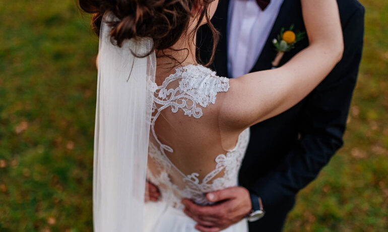 Jak zorganizować niezapomnianą plenerową sesję ślubną – praktyczne wskazówki