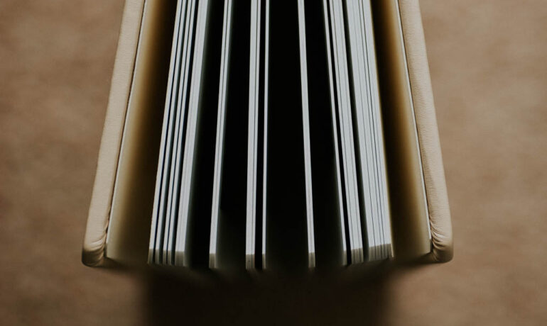 Fotografia ślubna a wideofilmowanie – różnice w edycji