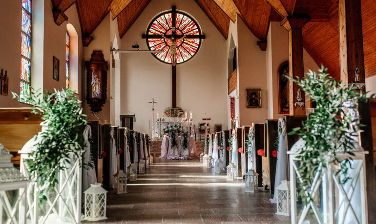 Piękna dekoracja kościoła na ślub