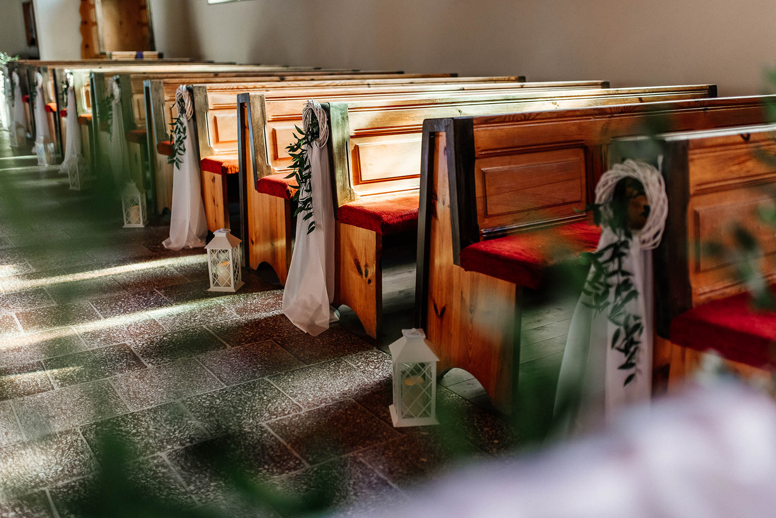 Lampiony w nawie głównej kościoła