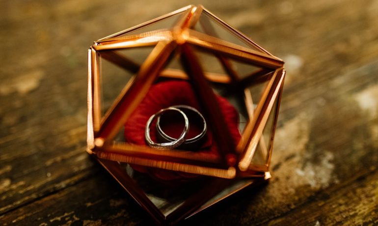 Jak podać obrączki na ślubie – pudełka i szkatułki na obrączki