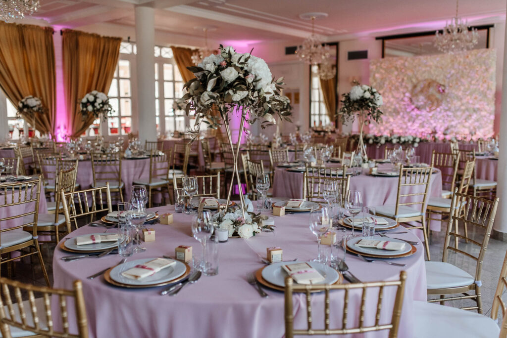 Pięknie udekorowana sala weselna z kwiatami i eleganckimi stołami